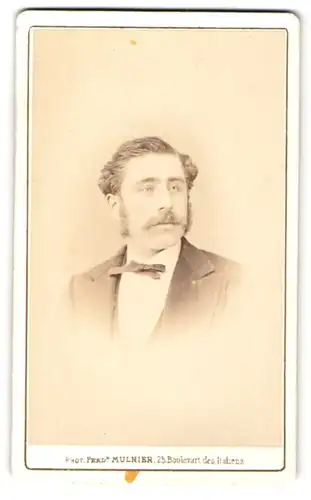Fotografie Ferd. Mulnier, Paris, Portrait eines Mannes mit Schnurrbart