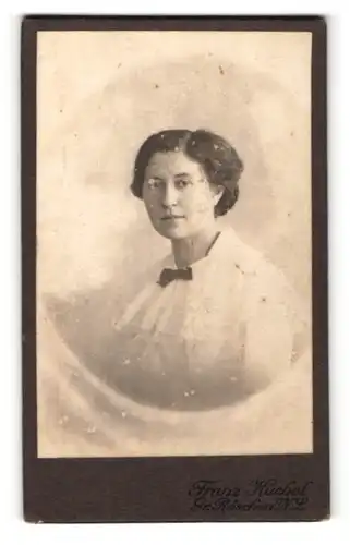 Fotografie Franz Kachel, Gr. Räschen, Portrait von einer Frau mit Fliege und weissem Kleid