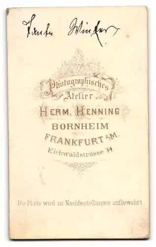 Fotografie Herm. Henning, Bornheim, ältere Dame in Rüschenkleid mit Ohrringen und Brosche