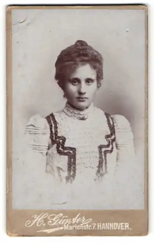 Fotografie H. Günter, Hannover, Portrait junge hübsche Dame im eleganten Kleid