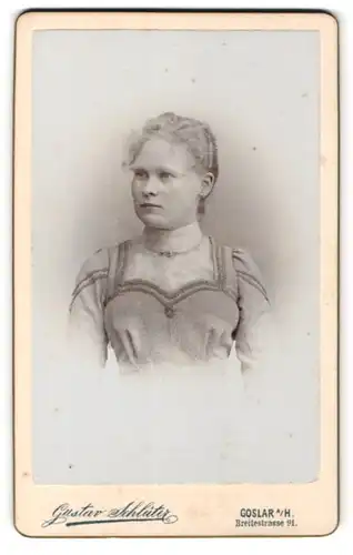 Fotografie Gustav Schlüter, Goslar a / H., Portrait junge Dame mit zurückgebundenem Haar im modischen Kleid