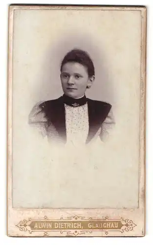 Fotografie Alwien Dietrich, Glauchau, Portrait einer jungen Frau mit Brosche