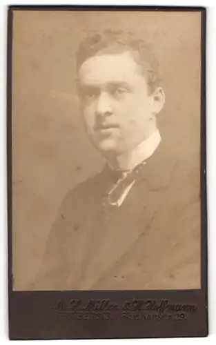 Fotografie M. H. Müller, Freiberg /Sa., Portrait eines Mannes mit Krawatte