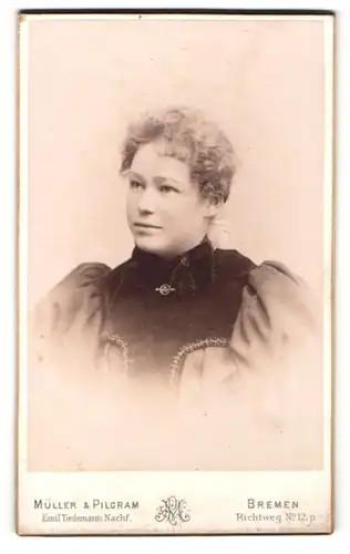 Fotografie Müller & Pilgram, Bremen, Portrait einer jungen Frau mit Brosche