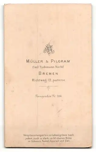 Fotografie Müller & Pilgram, Bremen, Portrait einer jungen Frau mit Brosche