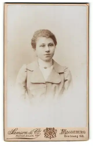 Fotografie Samson & Co., Magdeburg, Portrait einer jungen Frau mit Brosche