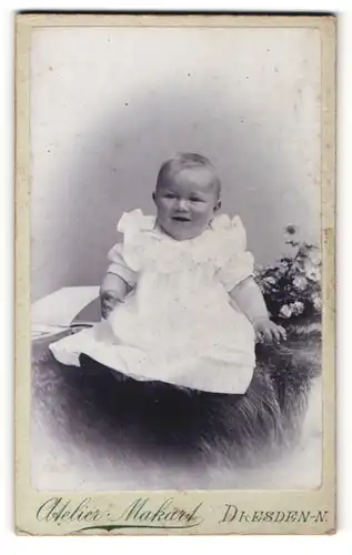 Fotografie Otto Wendt, Dresden, Portrait eines lachenden Babys im Kleidchen