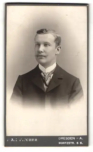 Fotografie Max Fischer, Dresden, Portrait charmanter Herr mit Krawatte im Anzug