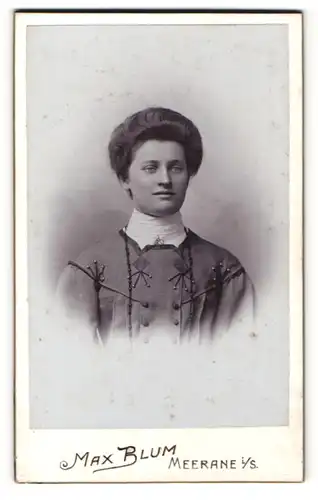 Fotografie Max Blum, Meerane i / S., Portrait junge hübsche Dame in modischer Kleidung