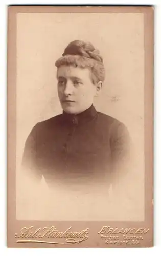 Fotografie Ant. Stankewitz, Erlangen, Portrait bürgerliche Dame mit Hochsteckfrisur u. Kragenbrosche