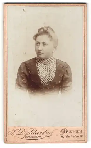 Fotografie F. D. Schrader, Bremen, Portrait einer jungen blonden Frau
