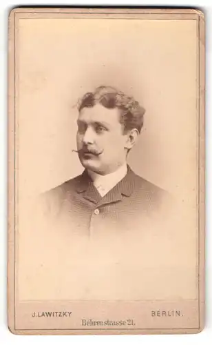 Fotografie J. Lawitzky, Berlin, Portrait eines Mannes mit gezwirbeltem Schnurrbart