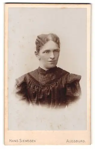 Fotografie Hans Siemssen, Augsburg, Portrait freundliche junge Dame in karierter Bluse