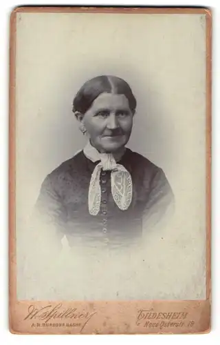 Fotografie W. Spillner, Hildesheim, Portrait lächelnde betagte Dame mit Halstuch