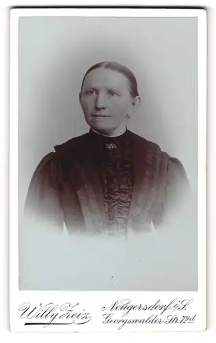 Fotografie Willy Zeiz, Neugersdorf i. S., Portrait hübsche Dame in prachtvoll gerüschter Bluse