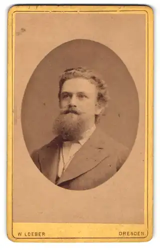 Fotografie W. Loeber, Dresden, Portrait bürgerlicher Herr mit Bart im Anzug