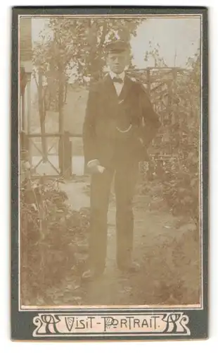 Fotografie unbekannter Fotograf und Ort, Visit-Portrait, Portrait junger Herr mit Schirmmütze im Anzug
