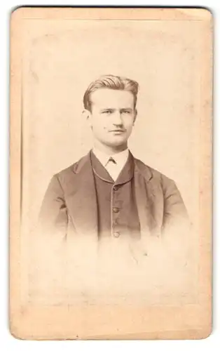 Fotografie F. Tannhof, Berlin, Portrait junger charmanter Herr im Anzug
