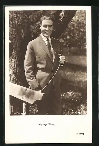 AK Schauspieler Henry Stuart im Anzug an einem Baum stehend