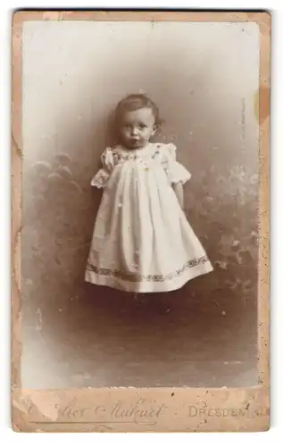 Fotografie Atelier Makart, Dresden, Portrait niedliches kleines Mädchen im bestickten Kleid