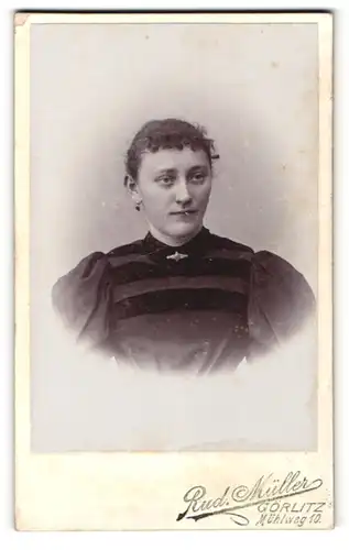 Fotografie Rud. Müller, Görlitz, Portrait dunkelhaariges Fräulein mit Brosche in gerüschter Bluse