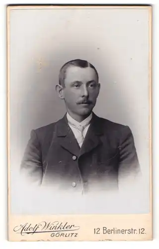 Fotografie Adolf Winkler, Görlitz, Portrait junger stattlicher Mann mit Schnurrbart