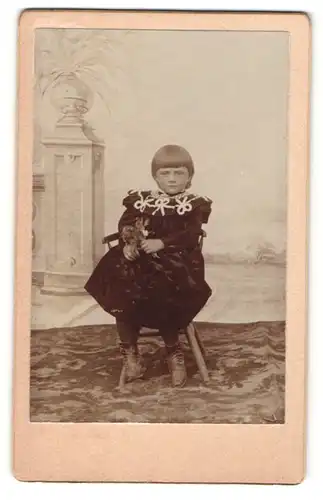 Fotografie unbekannter Fotograf und Ort, Portrait kleines Mädchen im hübschen Kleid auf Stuhl sitzend