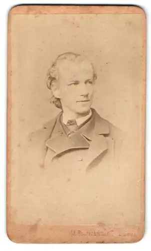 Fotografie M. Pössenbacher, München, Portrait charmanter lächelnder Herr im Anzug