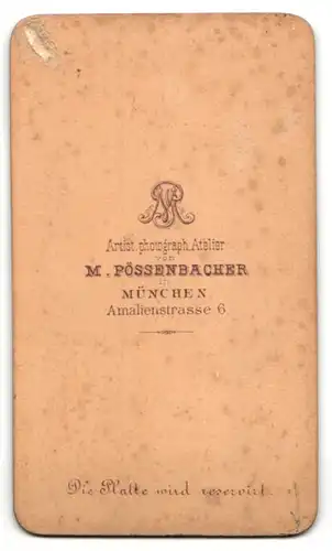 Fotografie M. Pössenbacher, München, Portrait charmanter lächelnder Herr im Anzug