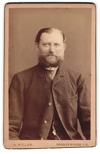 Fotografie G. Müller, Brandenburg a/H, Portrait Herr mit Bart