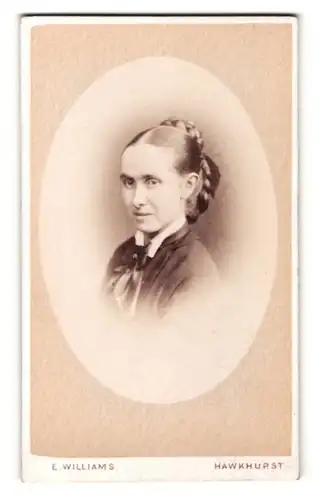 Fotografie E. Williams, Hawkhurst, Portrait Portrait hübsche Dame mit Flechtzopf
