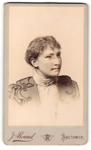 Fotografie J. Round, Smethwick, Portrait hübsches Fräulein in elegant bestickter Bluse