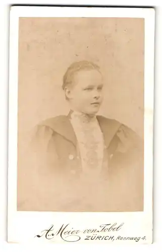 Fotografie A. Meier von Tobel, Zürich, junges Mädchen mit bestickter Bluse und Puffärmeln