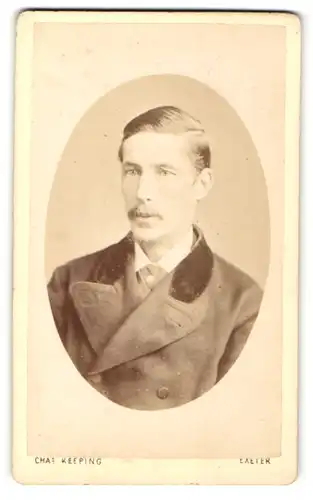Fotografie Cha.s Keeping, Exeter, Mann mit Schnurrbart in Zweireiher mit abgesetztem Kragen
