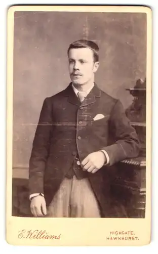 Fotografie E. Williams, Hawkhurst, junger Mann in Anzug mit gestreifter Hose und Einstecktuch