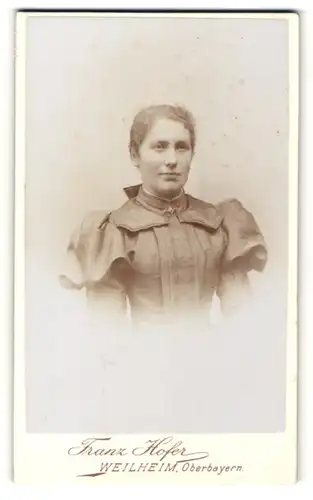 Fotografie Franz Hofer, Weilheim, Dame in Puffärmelkleid mit Stehkragen