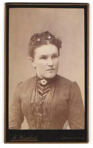 Fotografie M. Hirschbeck, Landsberg a/Lech, Portrait junge Frau mit Haarspangen