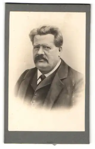 Fotografie unbekannter Fotograf und Ort, Portrait Kräftiger Mann mit Schnurrbart in elegantem Anzug mit Krawatt