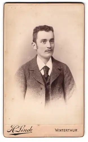 Fotografie H. Linck, Winterthur, Portrait junger Mann im Anzug mit Krawatte