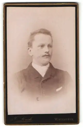 Fotografie F. Linck, Winterthur, Mann im Stopelfrisur im jacket