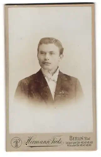 Fotografie Hermann Tietz, Berlin, Portrait eines elegant gekleideten Herrn