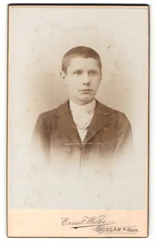 Fotografie Ernst Wilke, Goslar / Harz, Portrait dunkelhaariger Bube mit Krawatte im Anzug
