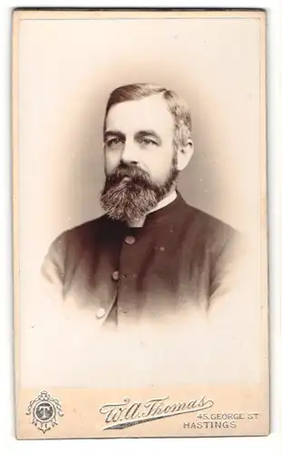 Fotografie W. A. Thomas, Hastings, Portrait charmant blickender Herr mit Vollbart