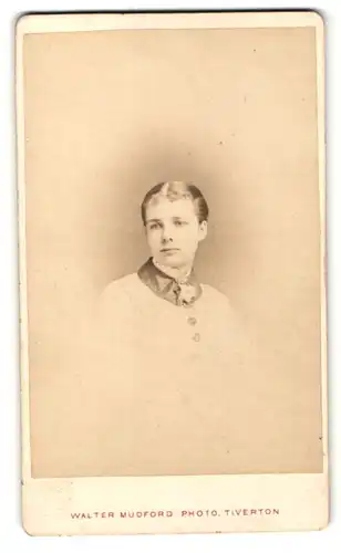 Fotografie Walter Mudford, Tiverton, Portrait schönes Fräulein mit zurückgebundenem Haar