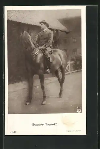 AK Schauspieler Gunnar Tolnaes mit Hut auf seinem Pferd