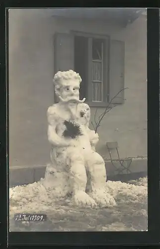 AK Eisplastik, Mann mit Kinn- und Schnurrbart, lockigen Haaren und grossen Füssen als Schneemann, 12. Juli 1909
