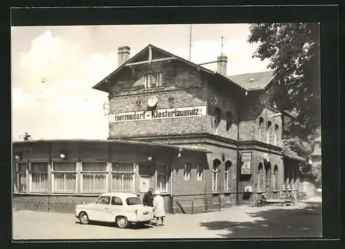 AK Hermsdorf, Bahnhof Hermsdorf-Klosterlausnitz, parkendes Auto