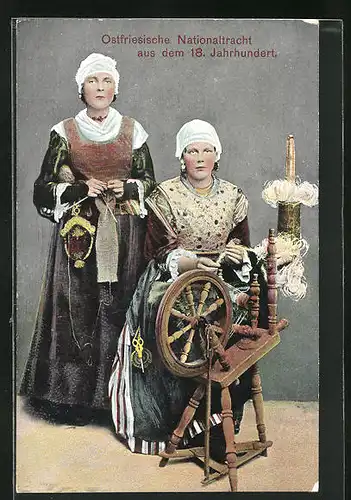 AK Ostfriesischer Nationaltracht aus dem 18. Jahrhundert, Frauen mit Spinnrad