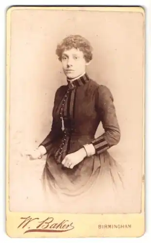 Fotografie W. Baker, Birmingham, Portrait junge Dame im eleganten Kleid mit Kragenbrosche