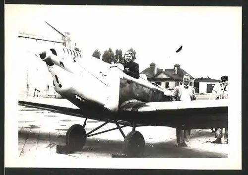 Fotografie Flugzeug, einmotoriger Zweisitzer, Adler-Emblem auf dem Propeller